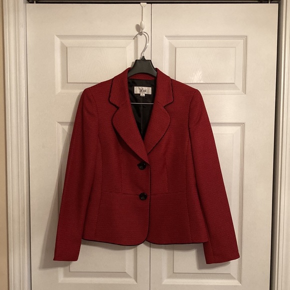 Le Suit Black & Red 2-pc Skirt Set - Picture 2 of 13